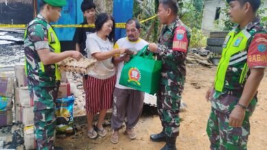 TNI Peduli Korban Kebakaran di Lahei, Danramil 1013-06 Salurkan Bantuan Sembako