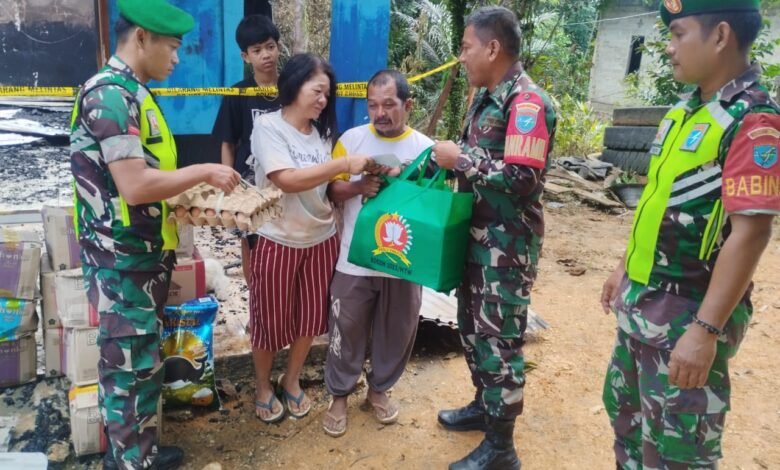 TNI Peduli Korban Kebakaran di Lahei, Danramil 1013-06 Salurkan Bantuan Sembako