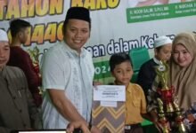 PHBI Kapuas Serahkan Trofi dan Hadiah Pawai Tahun Baru Islam 1446 H