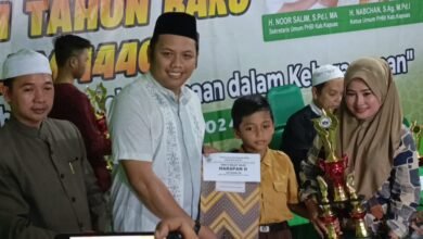 PHBI Kapuas Serahkan Trofi dan Hadiah Pawai Tahun Baru Islam 1446 H