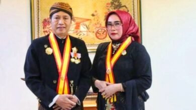 Keraton Surakarta Anugerahkan Gelar Ningrat kepada Pj Bupati dan Ketua PKK Barito Utara