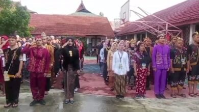Menyambut Tahun Ajaran Baru, SMA Negeri 1 Muara Teweh Gelar MPLS Penuh Warna dengan Pakaian Adat