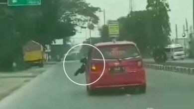 Kronologi Polisi di Kudus ‘Nyangkut’ di Kap Mobil