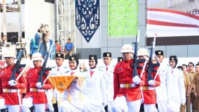 HUT Proklamasi RI ke-79: Upacara Penurunan Bendera Merah Putih di Muara Teweh Berlangsung Hikmat