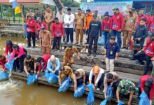 Pj Bupati Barito Utara Ajak Semua Pihak Bergandengan Tangan dalam Restoking Benih Ikan di DAM Trinsing