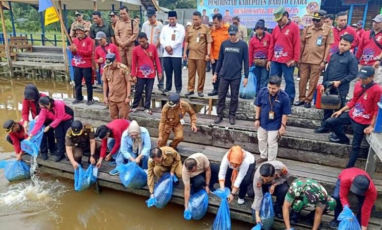 Pj Bupati Barito Utara Ajak Semua Pihak Bergandengan Tangan dalam Restoking Benih Ikan di DAM Trinsing