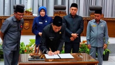 Pj. Bupati Barito Utara Serahkan KUA dan PPAS APBD 2025 serta Tandatangani Fakta Integritas di Rapat Paripurna DPRD