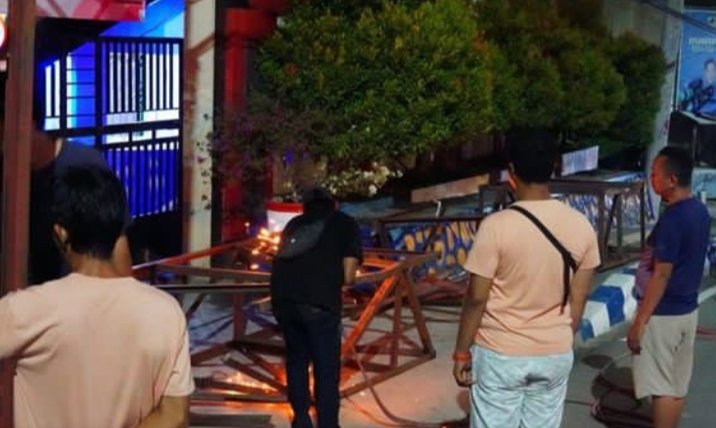 Dinas PUPR Barito Utara Amankan Tiang Baliho Rusak di Jalan A. Yani