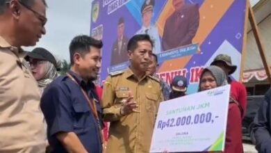 Pj Bupati Barito Utara Serahkan Santunan Program Jaminan Sosial Ketenagakerjaan