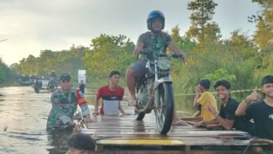 Kodim 1013/Mtw Terjun Bantu Warga Terdampak Banjir di Murung Raya