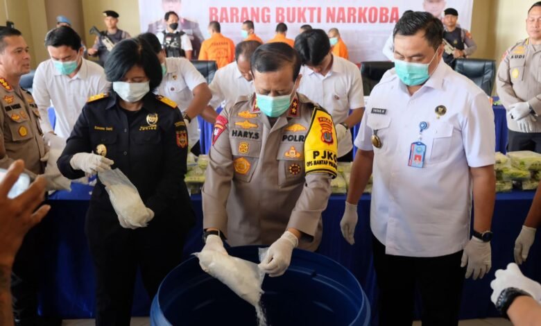 Polda Kaltara Ungkap Jaringan Narkoba Lintas Provinsi, Musnahkan Barang Bukti 51,5 Kg Polda Kaltara Ungkap Jaringan Narkoba Lintas Provinsi, Musnahkan Barang Bukti 51,5 Kg