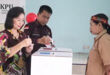 Pj Bupati Murung Raya dan Istri Nyoblos di TPS 21, Imbau Masyarakat Jangan Golput