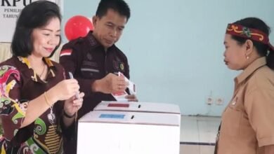 Pj Bupati Murung Raya dan Istri Nyoblos di TPS 21, Imbau Masyarakat Jangan Golput