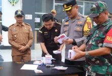 Hermon Hadiri Pemusnahan Surat Suara Lebih dan Rusak di KPU Murung Raya