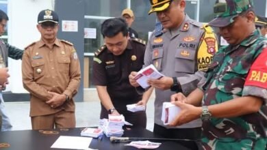 Hermon Hadiri Pemusnahan Surat Suara Lebih dan Rusak di KPU Murung Raya