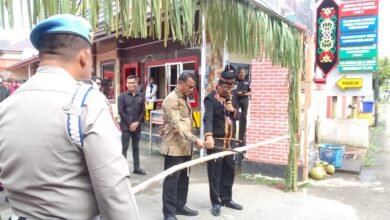 Pj Sekda Barito Utara Sambut Kapolres Baru dengan Upacara Adat dan Tarian Khas Dayak