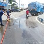 Solar Tumpah di  Bundaran Patung Barito Utara Dibersihkan