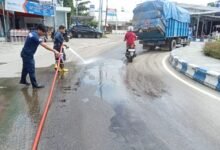 Solar Tumpah di  Bundaran Patung Barito Utara Dibersihkan