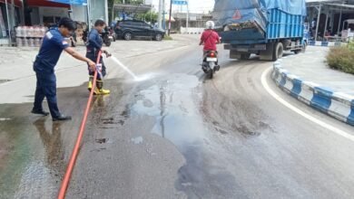 Solar Tumpah di  Bundaran Patung Barito Utara Dibersihkan