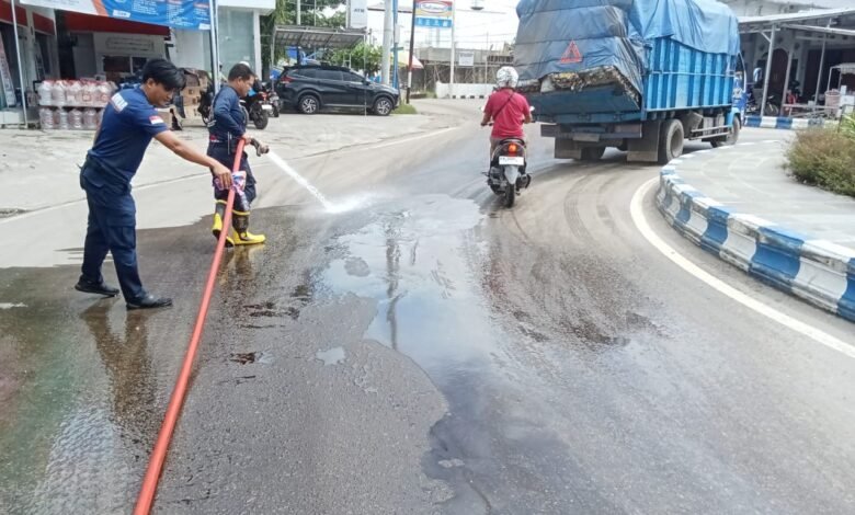 Solar Tumpah di  Bundaran Patung Barito Utara Dibersihkan