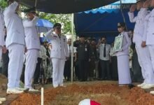 Pj. Sekda Pimpin Upacara Pemakaman Mantan Wakil Bupati Ompie Herby