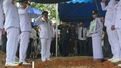 Pj. Sekda Pimpin Upacara Pemakaman Mantan Wakil Bupati Ompie Herby