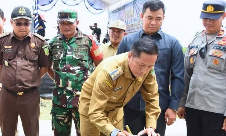 Pj Bupati Barito Utara Resmikan Listrik Desa dan Gedung Serbaguna di Teweh Timur