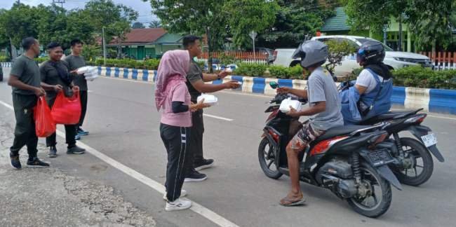 Jumat Berkah: Kodim 1013/Muara Teweh Bagikan Nasi dan Bubur Kacang Hijau