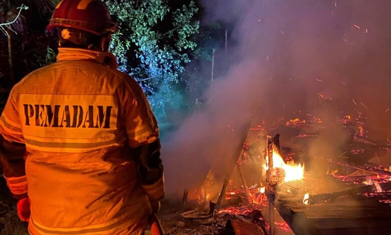 Kebakaran Rumah Kosong di Bayas, Empat Mobil Pemadam Barito Utara Dikerahkan