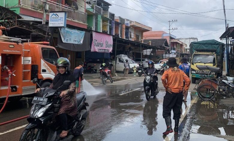 Muara Teweh Pulih dari Banjir: Jalan Mulai Bisa Dilalui, Pembersihan Terus Berlangsung Muara Teweh Pulih dari Banjir: Jalan Mulai Bisa Dilalui, Pembersihan Terus Berlangsung