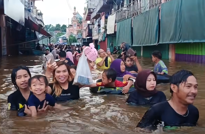 Banjir di Muara Teweh Jadi Ajang Rekreasi, Ingat Bahaya Tersembunyi Banjir di Muara Teweh Jadi Ajang Rekreasi, Ingat Bahaya Tersembunyi