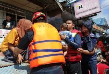 Petugas Evakuasi Balita Terjebak Banjir di Barito Utara