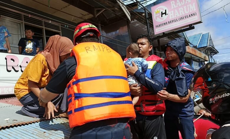 Petugas Evakuasi Balita Terjebak Banjir di Barito Utara Petugas Evakuasi Balita Terjebak Banjir di Barito Utara