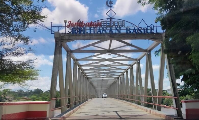 Pelayaran di Jembatan Hasan Basri Ditunda Sementara Akibat Kenaikan Air Sungai Barito Pelayaran di Jembatan Hasan Basri Ditunda Sementara Akibat Kenaikan Air Sungai Barito