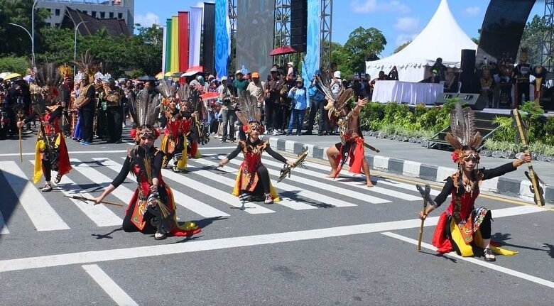 Karnaval Budaya FBIM Wadah Pelestarian Adat dan Kearifan Lokal Karnaval Budaya FBIM Wadah Pelestarian Adat dan Kearifan Lokal