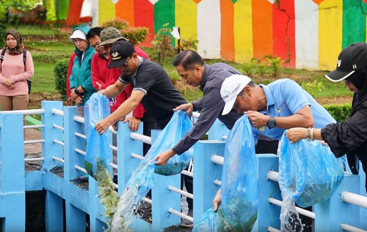 Pemkab Barito Utara Tebar Ribuan Benih Ikan Air Tawar, Ini Tujuannya Pemkab Barito Utara Tebar Ribuan Benih Ikan Air Tawar, Ini Tujuannya