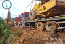 Evakuasi Truk Pengangkut Alat Berat Berhasil, Jembatan Sei Ulin yang Ambruk Mulai Diperbaiki