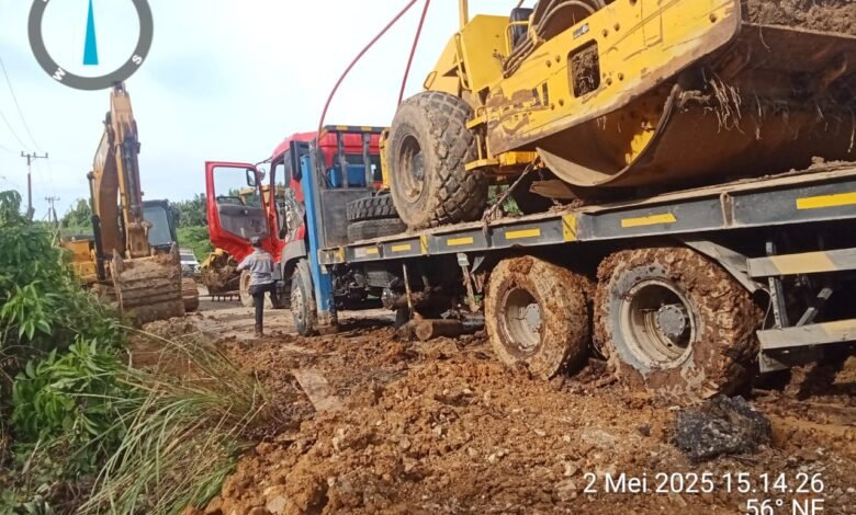 Evakuasi Truk Pengangkut Alat Berat Berhasil, Jembatan Sei Ulin yang Ambruk Mulai Diperbaiki Evakuasi Truk Pengangkut Alat Berat Berhasil, Jembatan Sei Ulin yang Ambruk Mulai Diperbaiki