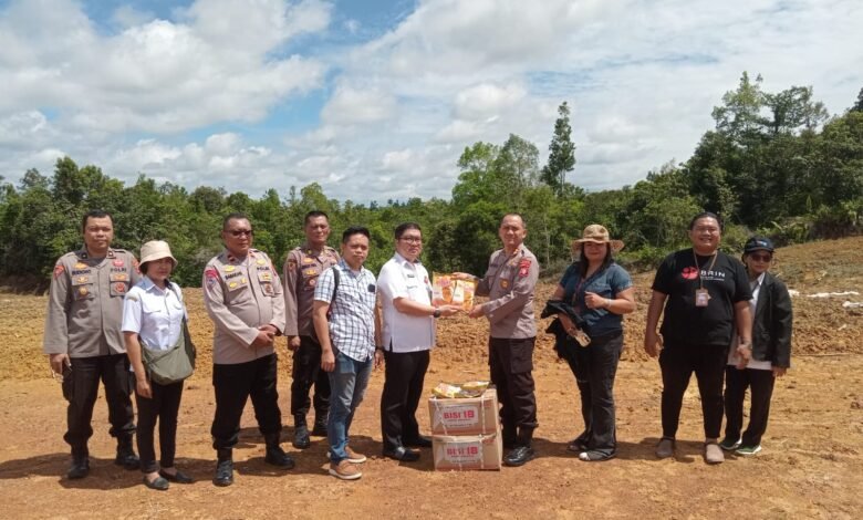 Dinas Pertanian Salurkan Bibit Jagung Unggul ke Kelompok Tani Binaan Polres Gunung Mas