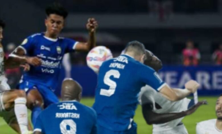 Pesta Juara Persib Ambyar di Ternate! Malut United Jegal Maung Bandung 1-0, Diwarnai Kartu Merah Brutal Ciro Alves! Pesta Juara Persib Ambyar di Ternate! Malut United Jegal Maung Bandung 1-0, Diwarnai Kartu Merah Brutal Ciro Alves!