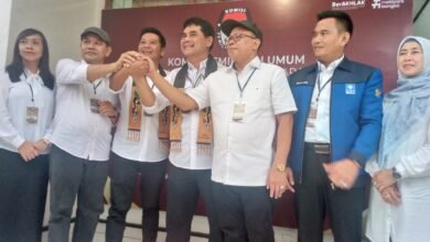 Shalahuddin-Felix Berjalan Kaki Mendaftar ke KPU Barito Utara