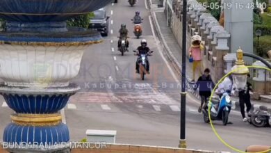 Jalan Licin Akibat Tumpahan Solar, Pengendara Terjatuh di Yetro Singseng