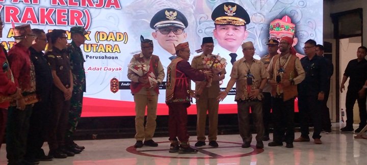 H. Amir Mahmud Minta Pengurus DAD Tak Rangkap Jabatan di Ormas Lain H. Amir Mahmud Minta Pengurus DAD Tak Rangkap Jabatan di Ormas Lain