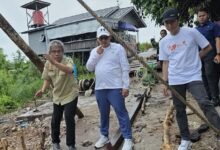 Pj Bupati Barito Utara Tinjau Jembatan Karang Jawa, Rencana Relokasi Warga Mulai Dimatangkan