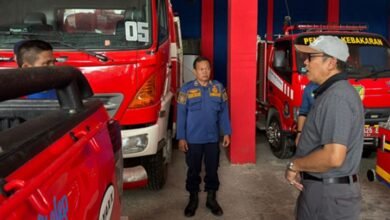 Indra Gunawan Tiba-tiba Datangi Damkar Barito Utara: “Saya Mau Pakai Seragam Damkar Juga”