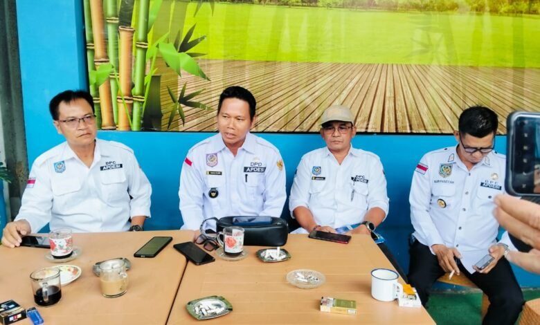 Siltap Tak Cair, Kinerja Desa Terganggu: “Kami Hanya Bisa Bekerja 6 Bulan dalam Setahun” Siltap Tak Cair, Kinerja Desa Terganggu: “Kami Hanya Bisa Bekerja 6 Bulan dalam Setahun”