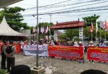 Demo KPU Barito Utara, Masyarakat Desak Kajian Ulang Aturan Anggota DPRD Jadi Calon Bupati