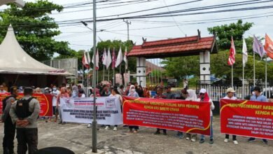 Demo KPU Barito Utara, Masyarakat Desak Kajian Ulang Aturan Anggota DPRD Jadi Calon Bupati