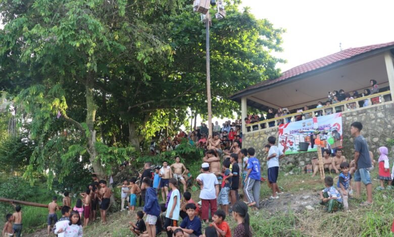 Semarak HUT Bhayangkara ke-79, Polres Barito Utara Gelar Lomba Panjat Pinang Semarak HUT Bhayangkara ke-79, Polres Barito Utara Gelar Lomba Panjat Pinang