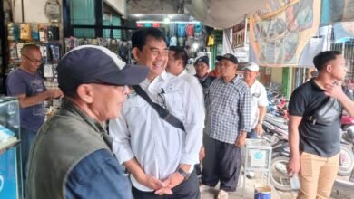 Shalahuddin dan Felix Sapa Pedagang di Pasar Pendopo: “Bagaimana Kabar Pian?